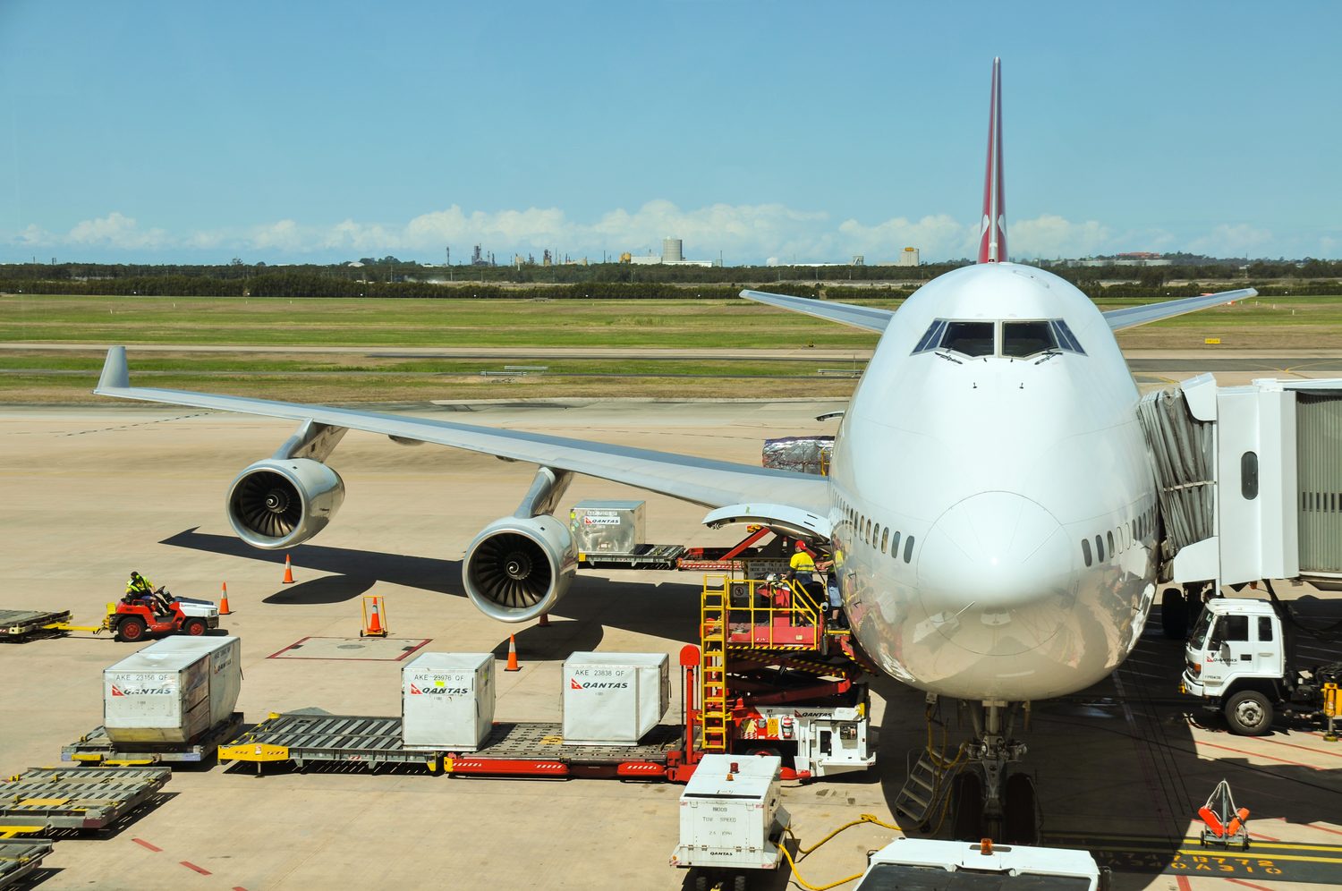 Avión de carga en la plataforma